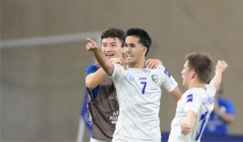 Өзбекстандын 17 жаштагы футбочулары эки футболчуга аз ойноп Азиянын чемпиону болду